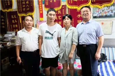 满屋锦旗